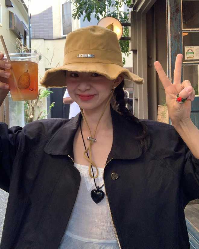 学韩国时尚达人的3套穿搭松弛又高级！AG真人app春天戴珍珠耳环好浪漫！
