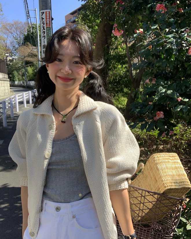 学韩国时尚达人的3套穿搭松弛又高级！AG真人app春天戴珍珠耳环好浪漫！(图2)