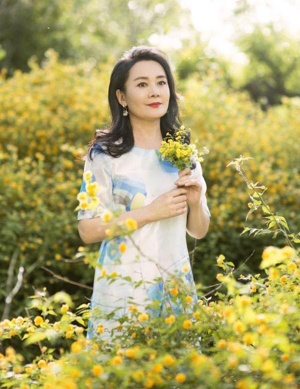 才发现岁月从不败美人60岁反而更美AG真人百家乐看了娜仁花的老年打扮(图12)