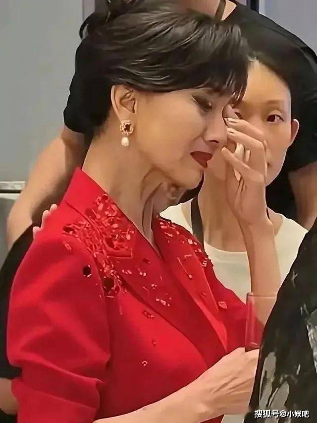 落泪！瘦到皮包骨头引众忧网友：心疼不已！AG真人游戏地址72 岁赵雅芝商演哽咽(图2)