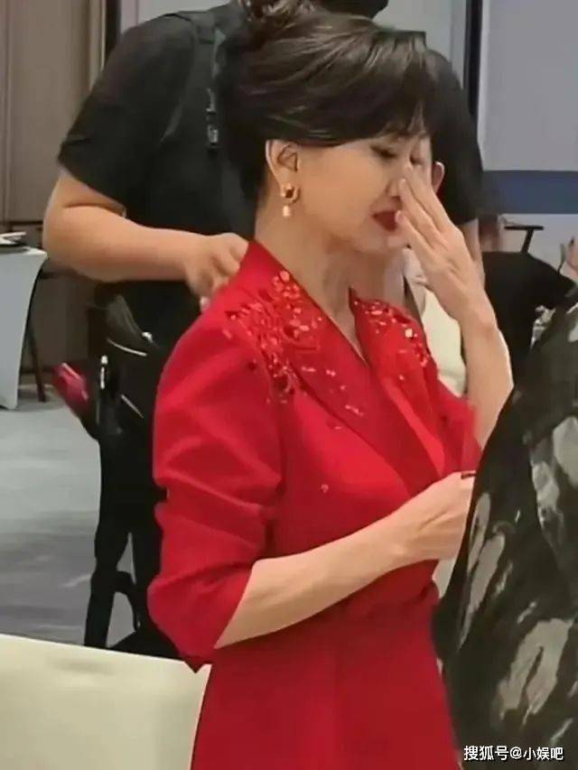 落泪！瘦到皮包骨头引众忧网友：心疼不已！AG真人游戏地址72 岁赵雅芝商演哽咽(图3)