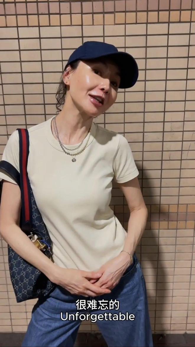 火遍全网60岁依然是大家最爱的穿衣榜样AG真人百家家乐app张曼玉的平价穿搭(图2)