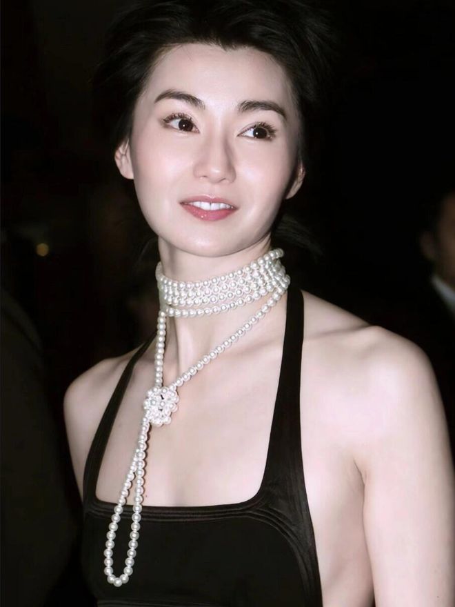 火遍全网60岁依然是大家最爱的穿衣榜样AG真人百家家乐app张曼玉的平价穿搭(图3)