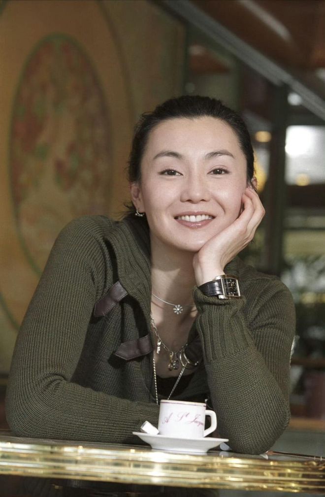 火遍全网60岁依然是大家最爱的穿衣榜样AG真人百家家乐app张曼玉的平价穿搭(图8)