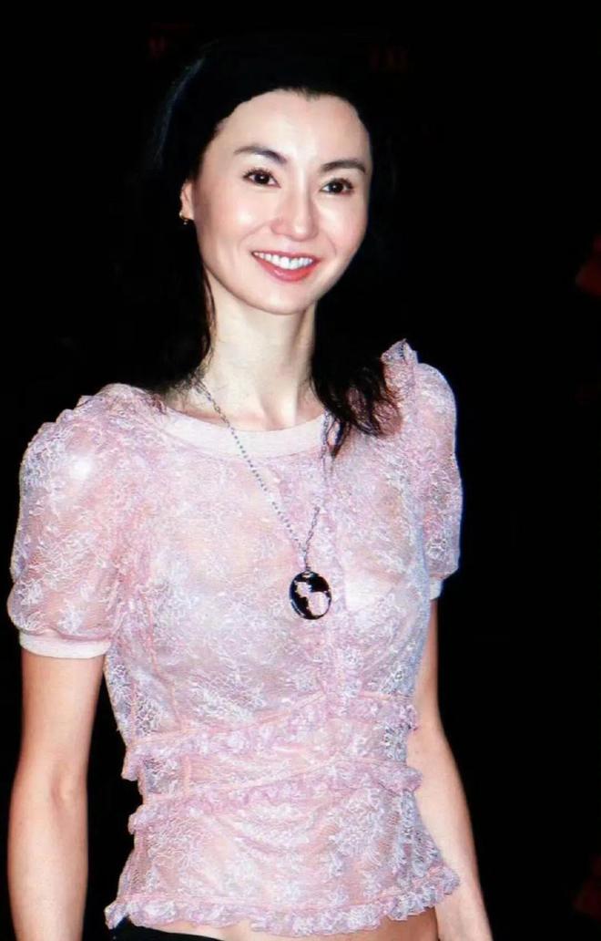 火遍全网60岁依然是大家最爱的穿衣榜样AG真人百家家乐app张曼玉的平价穿搭(图23)
