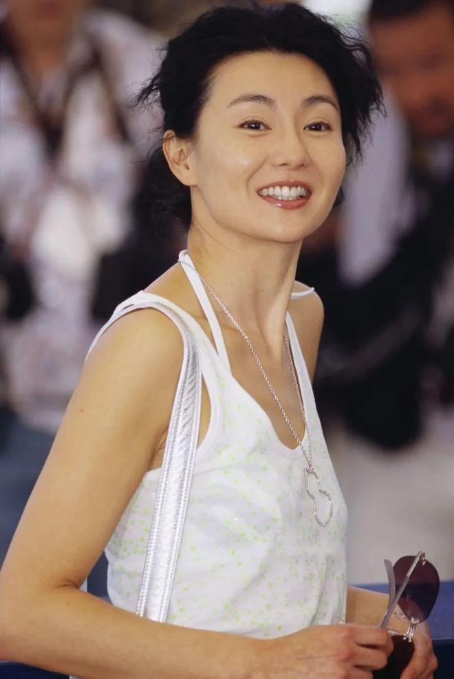 火遍全网60岁依然是大家最爱的穿衣榜样AG真人百家家乐app张曼玉的平价穿搭(图26)