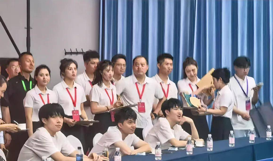 大牌王楚钦心情不错上演背后击球！AG真人王曼昱接新代言气质高冷很(图2)