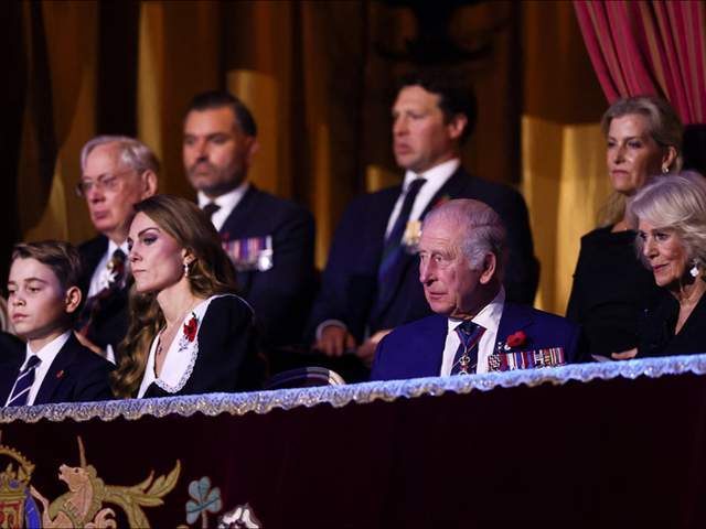 娃领大衣清新脱俗乔治王子当护花使者AG真