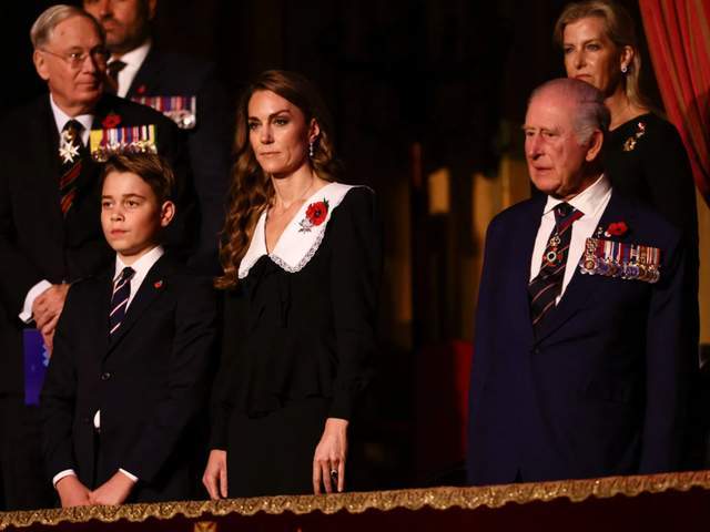 娃领大衣清新脱俗乔治王子当护花使者AG真人娱乐凯特王妃走少女路线娃(图2) 娃领大衣清新脱俗乔治王子当护花使者AG真人娱乐凯特王妃走少女路线娃(图2)