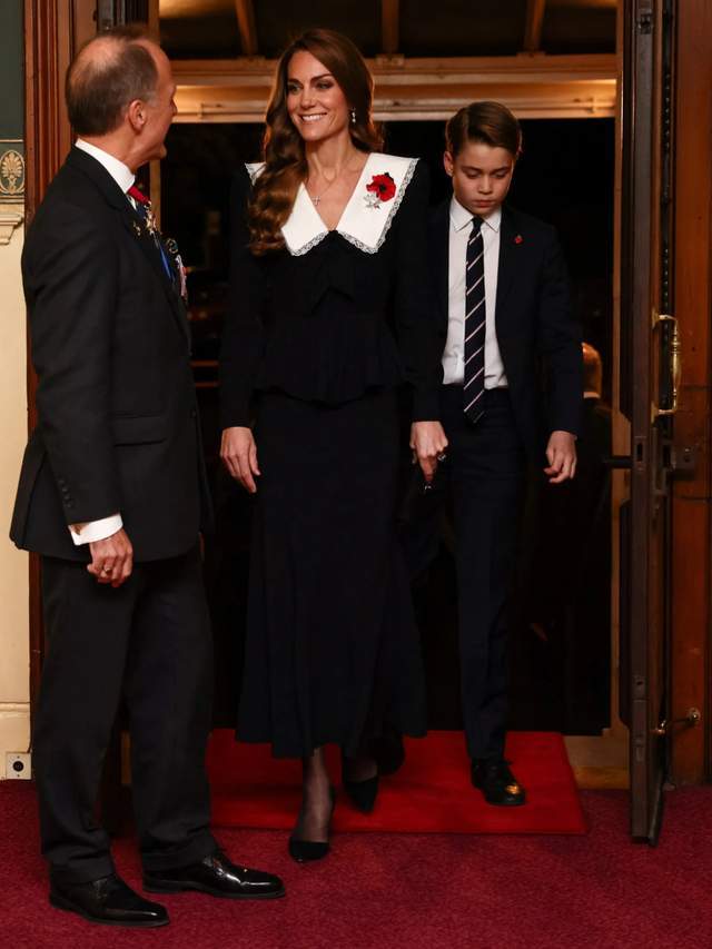 娃领大衣清新脱俗乔治王子当护花使者AG真人娱乐凯特王妃走少女路线娃(图6) 娃领大衣清新脱俗乔治王子当护花使者AG真人娱乐凯特王妃走少女路线娃(图6)