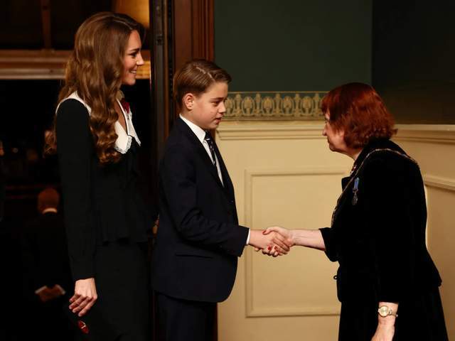 娃领大衣清新脱俗乔治王子当护花使者AG真人娱乐凯特王妃走少女路线娃(图8) 娃领大衣清新脱俗乔治王子当护花使者AG真人娱乐凯特王妃走少女路线娃(图8)