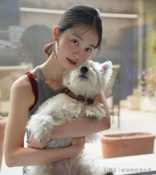 20岁的女孩还是独一份的清冷治愈！AG真人直营黄多多晒平安夜新照马上(图1)