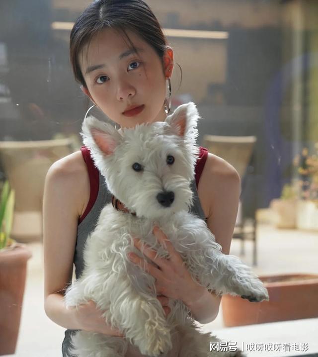 20岁的女孩还是独一份的清冷治愈！AG真人直营黄多多晒平安夜新照马上(图3)