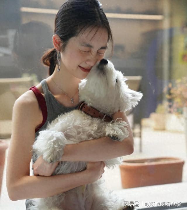 20岁的女孩还是独一份的清冷治愈！AG真人直营黄多多晒平安夜新照马上(图4)